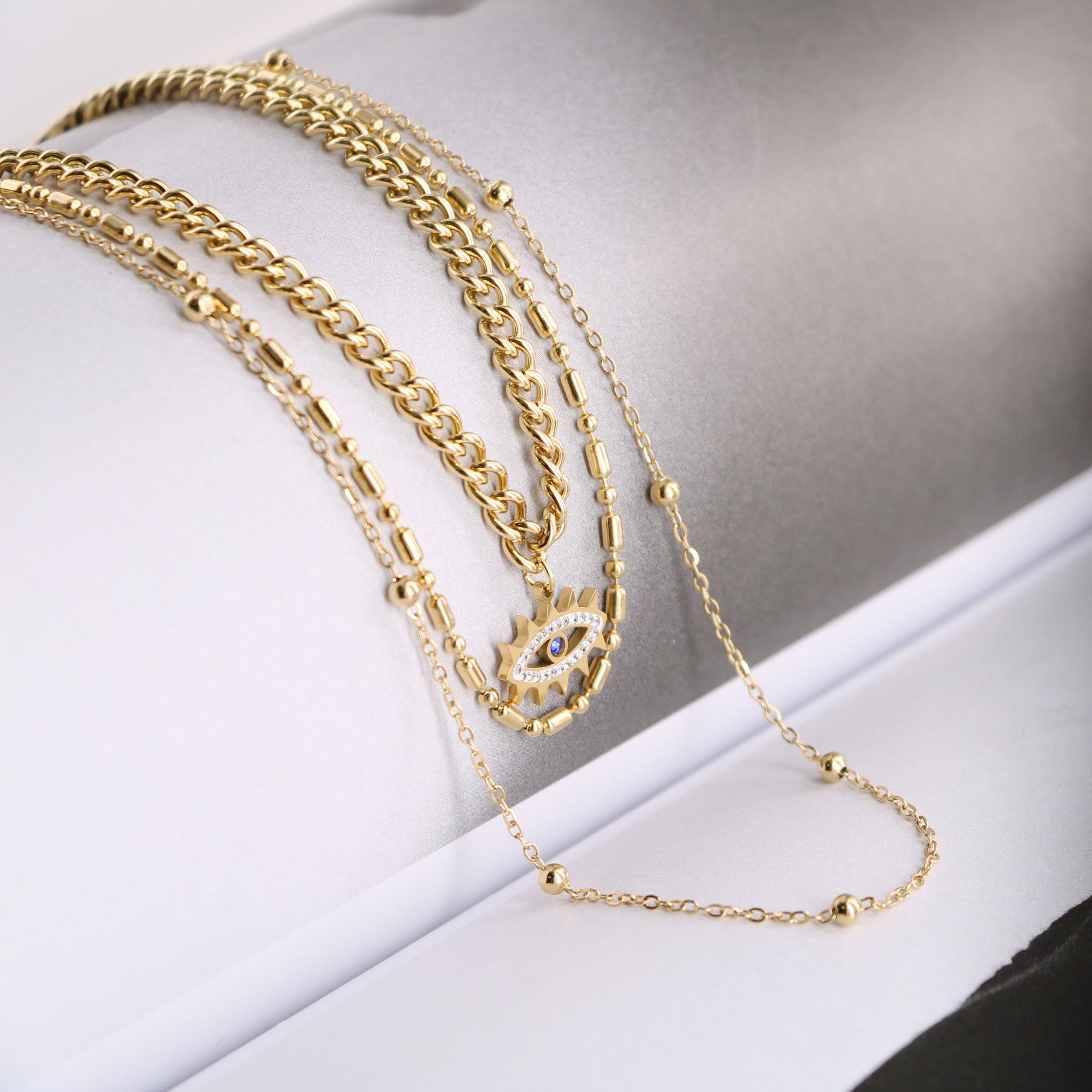 Elementos de los ojos del diablo al por mayor se apilan collares de acero de titanio multicapa de viento apilados